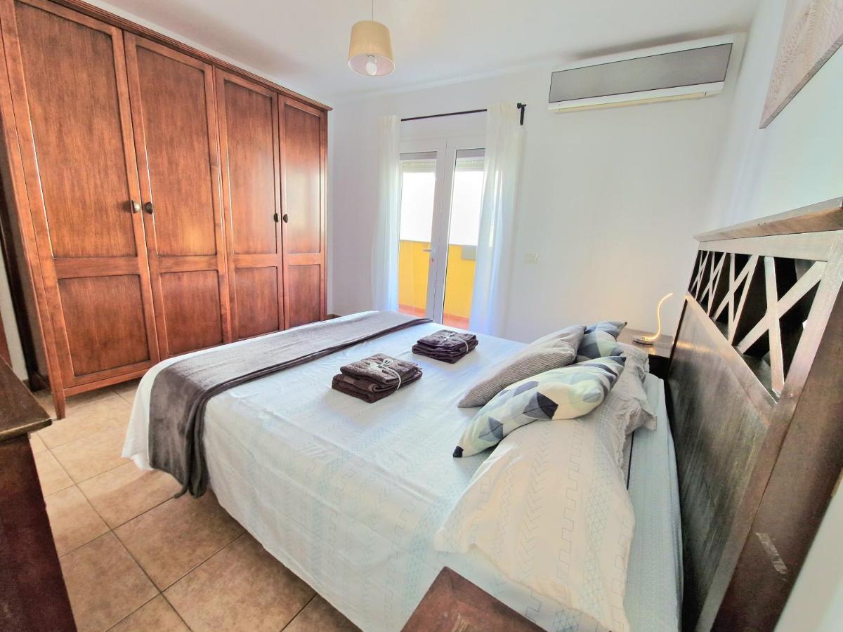 Spacious Chalet Next To The Sea - Airport Villa ซานอิซิโตร ภายนอก รูปภาพ